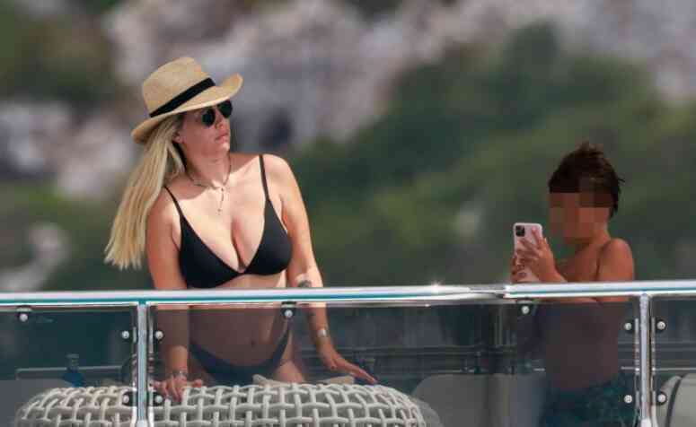 ~Quả bom~ Wanda Nara tạo dáng bốc lửa trên du thuyền