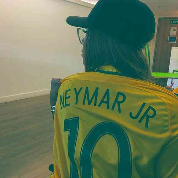 Neymar’s sister Rafaella Santos flaunts curves in stunning series of Instagram shots as fans ‘fall in love’ - Bóng Đá