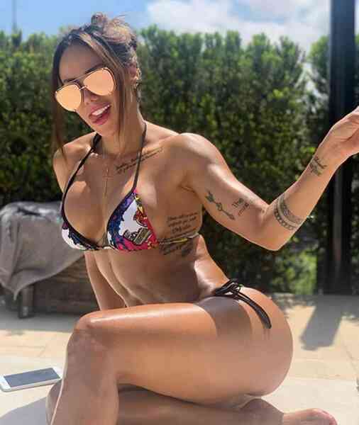 Vidal tổ chức sinh nhật bên người mẫu bốc lửa (ảnh) - Bóng Đá
