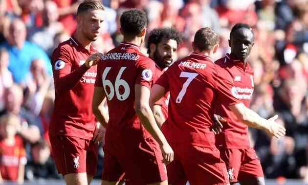 Vợ chủ tịch Liverpool đi giày cao gót đá bóng - Bóng Đá