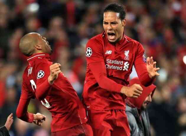 Vợ chủ tịch Liverpool đi giày cao gót đá bóng - Bóng Đá