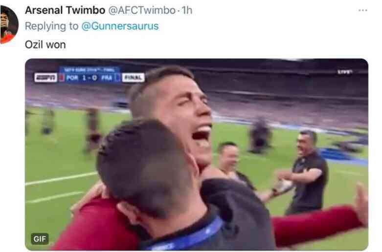 'Ozil won!' - Arsenal fans go crazy as key div returns to the Emirates Stadium - Bóng Đá