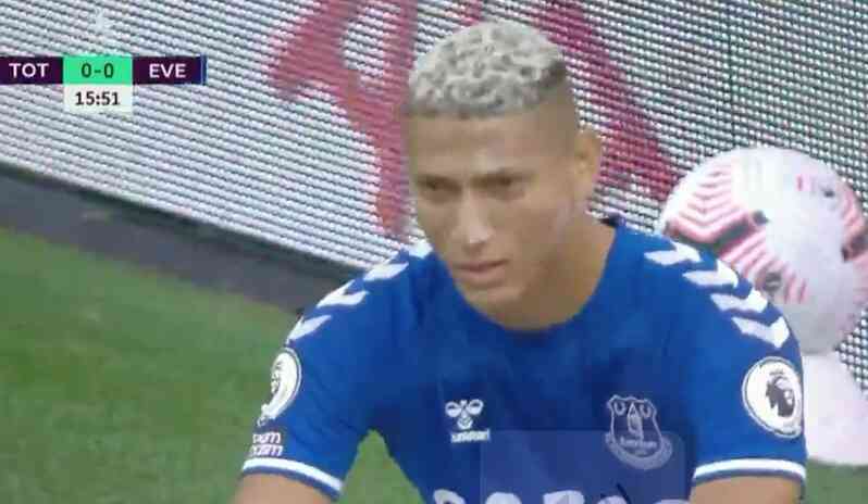 Tin bóng đá - CHOÁNG! Lừa thủ môn và cả hàng thủ Spurs, Richarlison sút trượt khung thành trống