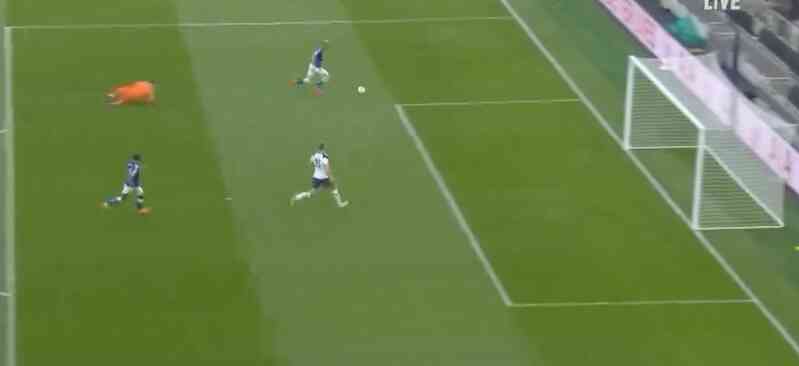 Richarlison sút bóng ra ngoài - Bóng Đá