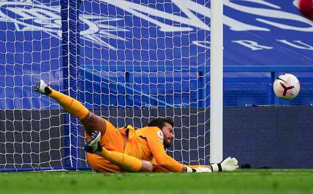Tin bóng đá - Alisson tiết lộ bí quyết cản penalty thần sầu khiến Chelsea ôm hận