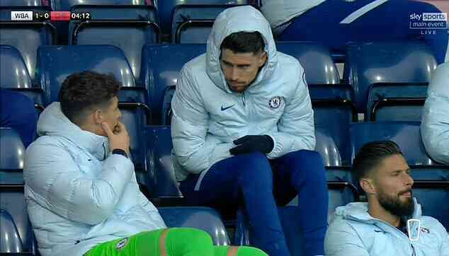 Chelsea fans claim axed Spanish goalkeeper was criticising Willy Caballero for his role in first-half horror show at West Brom - Bóng Đá