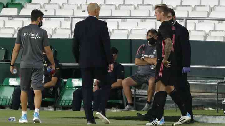 Tin bóng đá - Thoát hiểm ngoạn mục, Zidane phải trả giá cực đắt