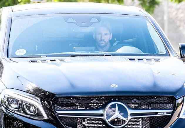 Tin bóng đá - Sau tất cả, xuất hiện hình ảnh Messi đến sân tập Barca