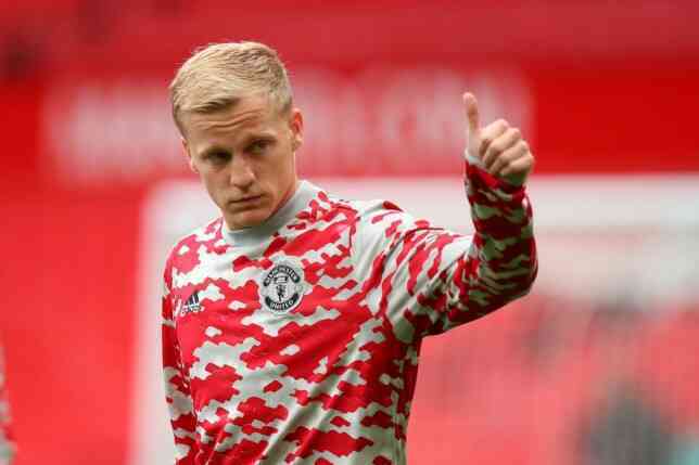Dimitar Berbatov expects Manchester United to sell ‘lost’ Donny van de Beek and dismisses calls to sack Ole Gunnar Solskjaer - Bóng Đá