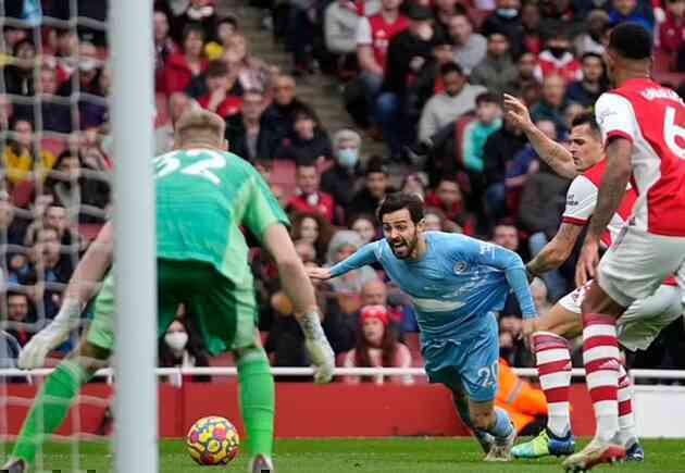 Cesc Fabregas leads fan fury as he blasts 'TERRIBLE decision' to award Man City a spot-kick in win against Arsenal - Bóng Đá