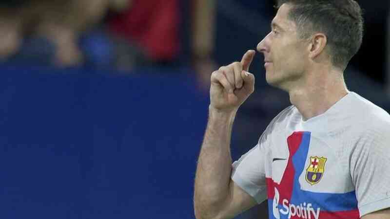 Tin bóng đá - Lewandowski làm gì khi bị đuổi khỏi sân ở phút 31?