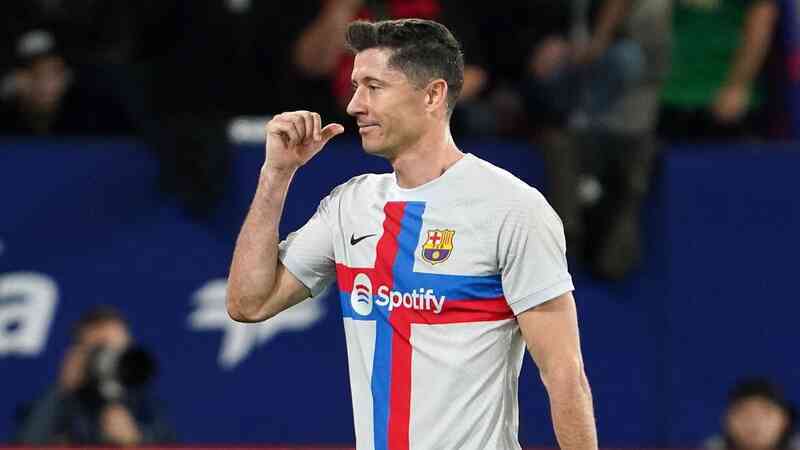 Lewandowski làm gì khi bị đuổi khỏi sân ở phút 31? - Bóng Đá