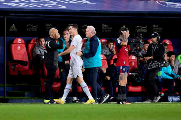Lewandowski làm gì khi bị đuổi khỏi sân ở phút 31? - Bóng Đá