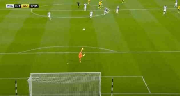 Hàng hot Premier League ghi bàn từ giữa sân - Bóng Đá