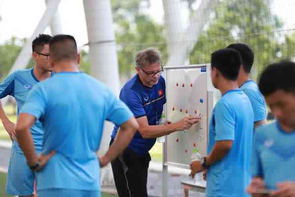 Tin bóng đá - HLV Troussier từ chối mức lương ~khủng~; HAGL ~hít khói~ Hà Nội