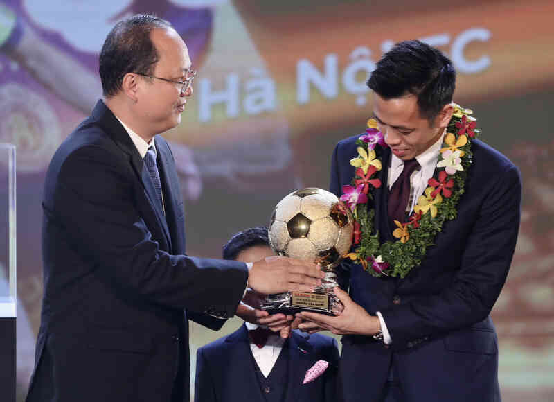 Tin bóng đá - Con trai Văn Quyết ôm chắc Quả bóng vàng, Hoàng Đức ngộp vì fan