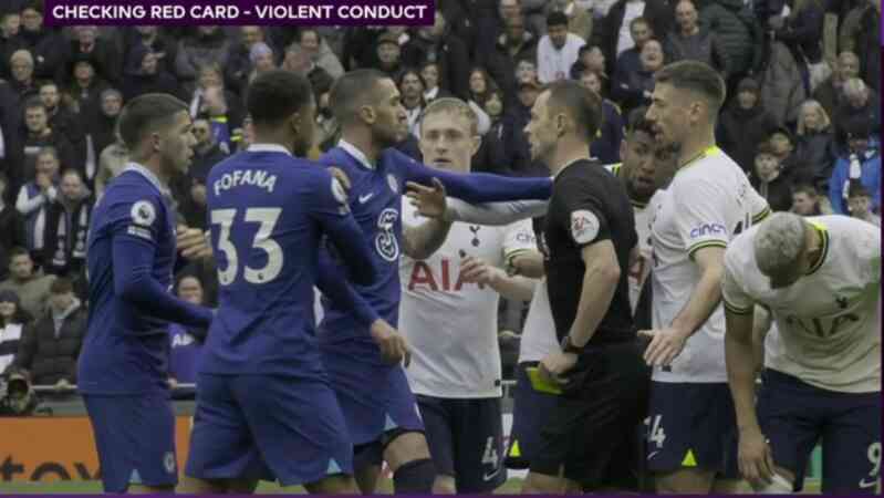 Tin bóng đá - Trọng tài rút thẻ đỏ cho Ziyech sau đó đưa anh trở lại sân