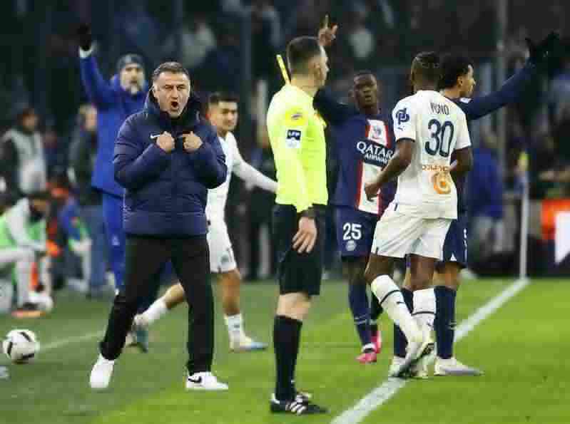 Tin bóng đá - HLV PSG cãi nhau với cổ động viên đối thủ