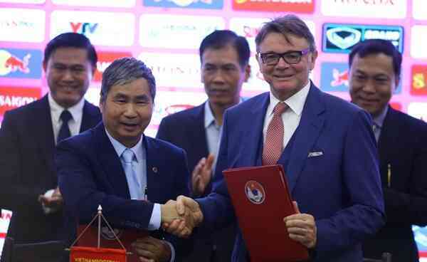 Tin bóng đá - HLV Troussier: Mục tiêu World Cup là lý do tôi nhận lời tuyển Việt Nam