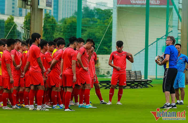 Tin bóng đá - HLV Philippe Troussier ra mắt U23 Việt Nam lúc... gần nửa đêm