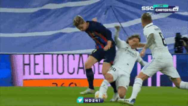 Tin bóng đá - CĐV trầm trồ trước pha đi bóng của Frenkie De Jong