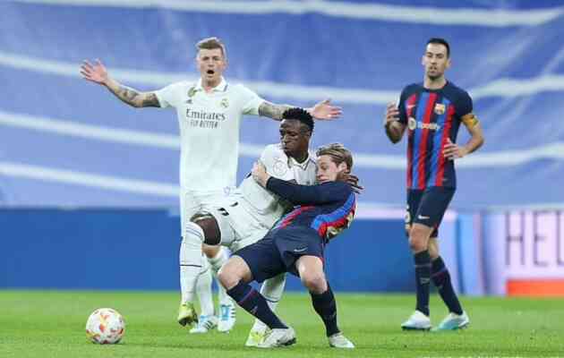 Tin bóng đá - Vinicius `đấu vật` với De Jong