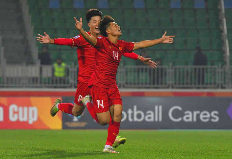 Khoảnh khắc ăn mừng cảm xúc của Quốc Việt vào lưới U20 Qatar - Bóng Đá