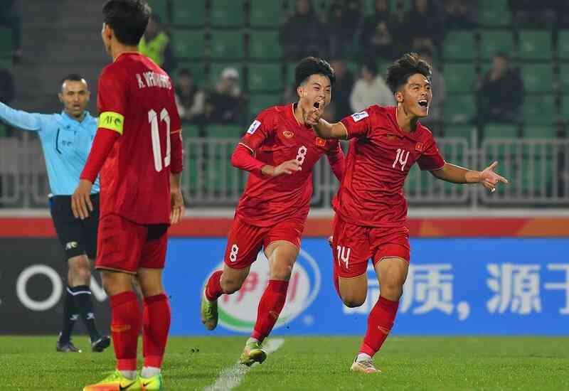 Người hùng U20 Việt Nam từng đưa tiền thừa cho mẹ sau khi uống trà sữa - Bóng Đá