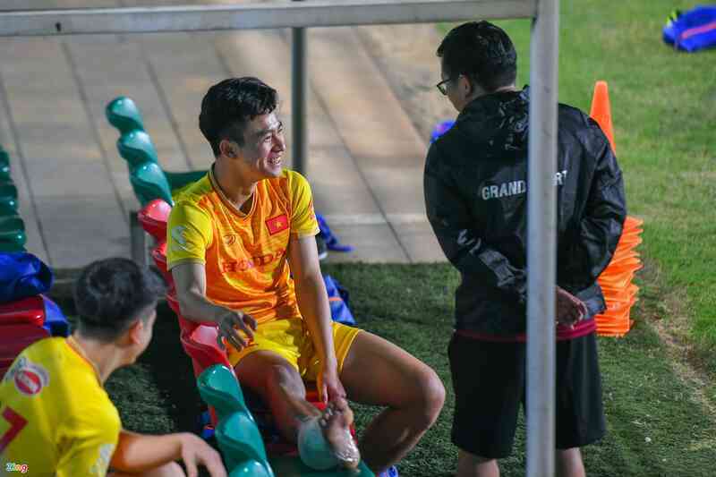 Phan Tuấn Tài gặp chấn thương - Bóng Đá