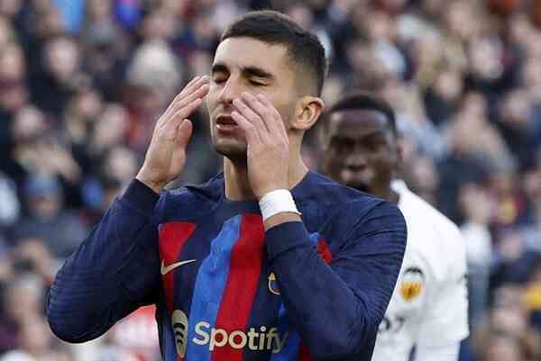 Tin bóng đá - Hai ngôi sao Barca tranh nhau penalty rồi đá hỏng