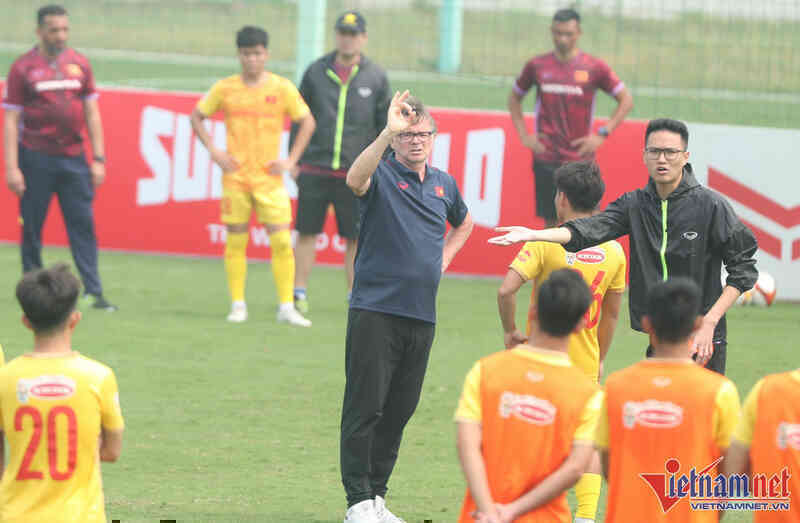 Tin bóng đá - HLV Philippe Troussier `ra chiêu`, U23 Việt Nam mệt nhoài giữa trưa nắng
