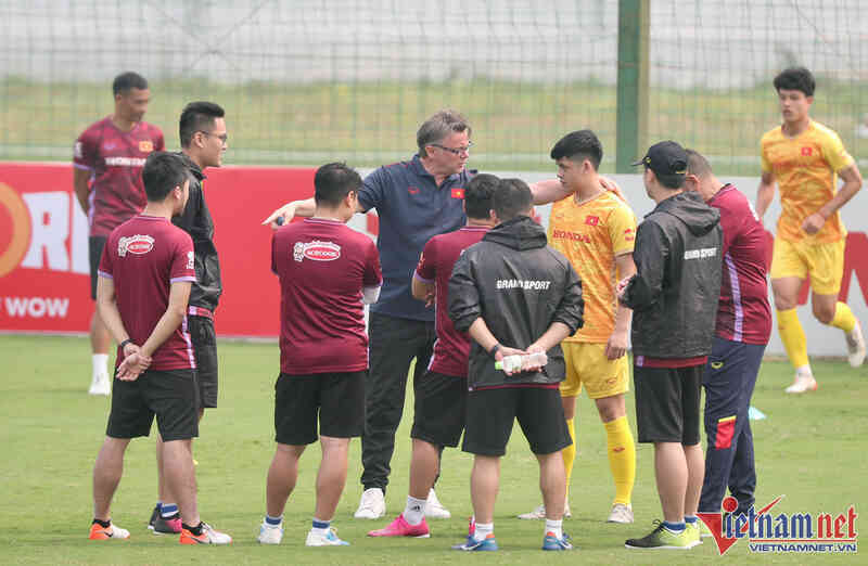 HLV Philippe Troussier 'ra chiêu', U23 Việt Nam mệt nhoài giữa trưa nắng - Bóng Đá