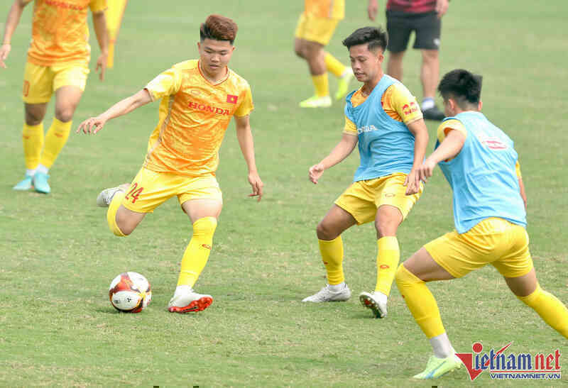 HLV Philippe Troussier 'ra chiêu', U23 Việt Nam mệt nhoài giữa trưa nắng - Bóng Đá