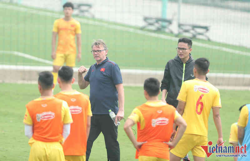 HLV Philippe Troussier 'ra chiêu', U23 Việt Nam mệt nhoài giữa trưa nắng - Bóng Đá