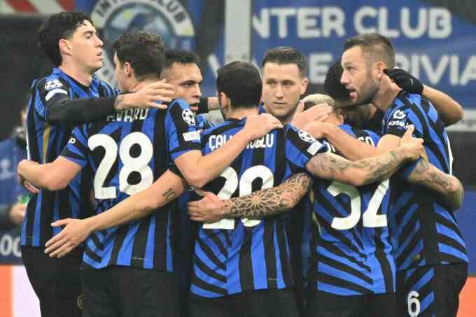 Inter lên đỉnh bảng Champions League