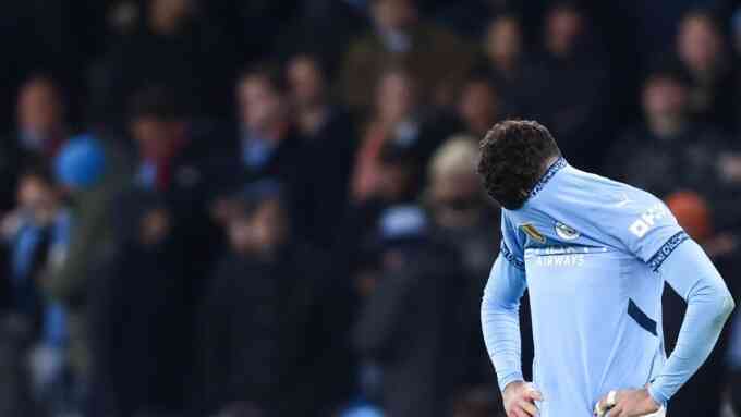 Alan Shearer: `Man City trông yếu đuối`