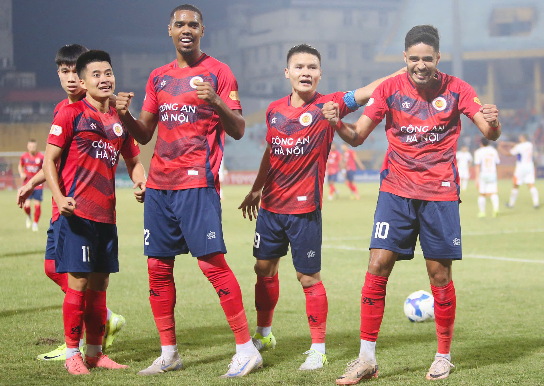 Lên đỉnh V-League, HLV CAHN nói gì?