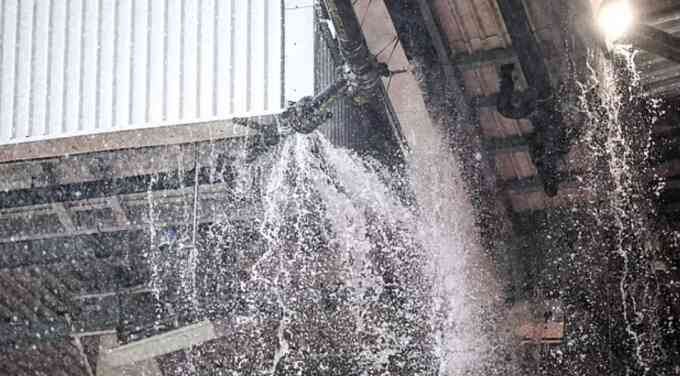 Tin bóng đá - Sân Old Trafford dột, ngập nước