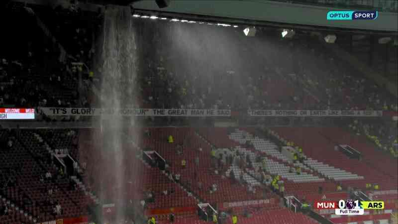Sân Old Trafford dột, ngập nước