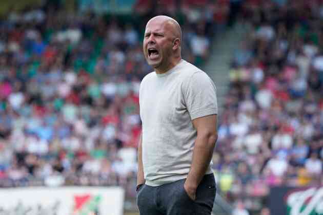Arne Slot lo ngại những áp lực khi tới Liverpool