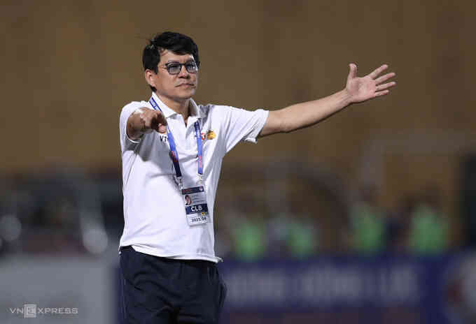 HLV Vũ Tiến Thành chỉ trích trọng tài và cầu thủ Hà Nội FC