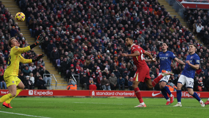 Liverpool hủy diệt Ipswich để giữ chắc đỉnh bảng