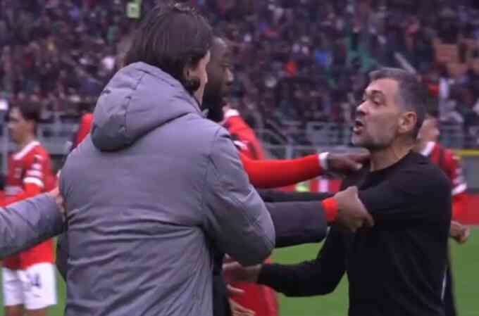 HLV và đội trưởng Milan suýt ẩu đả trên sân