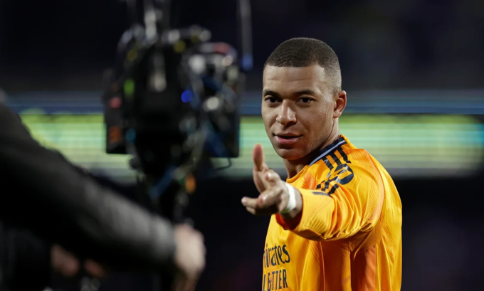 Đối thủ thán phục Mbappe giữa trận