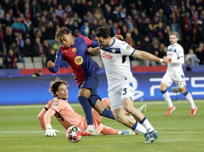 Atalanta ngăn Barca lên dẫn đầu Champions League