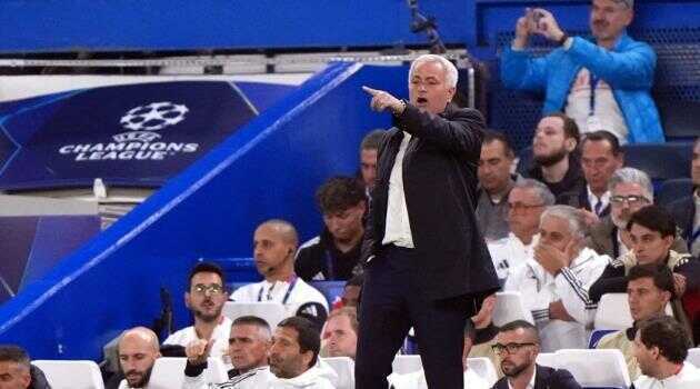 Mourinho cảm ơn tình cảm của NHM Chelsea dù thất bại