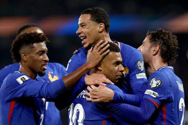 Mbappe đã `chỉ cách` giúp Slot sử dụng bộ đôi Ekitike và Isak