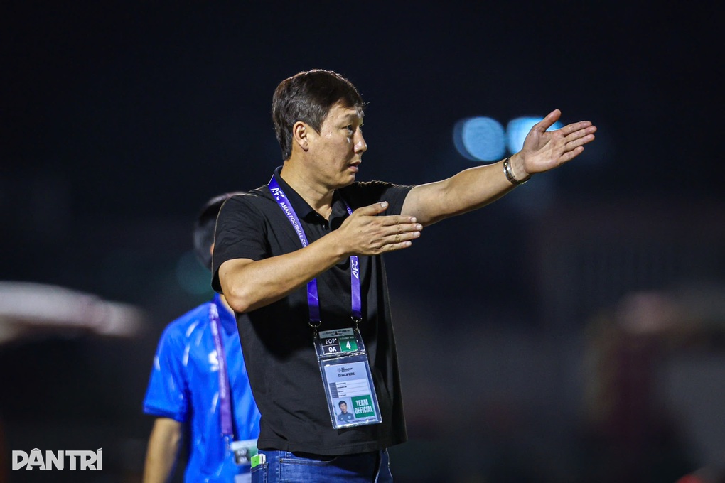 HLV Kim Sang Sik: ~Mặt sân xấu nên tuyển Việt Nam không thể ghi nhiều bàn~