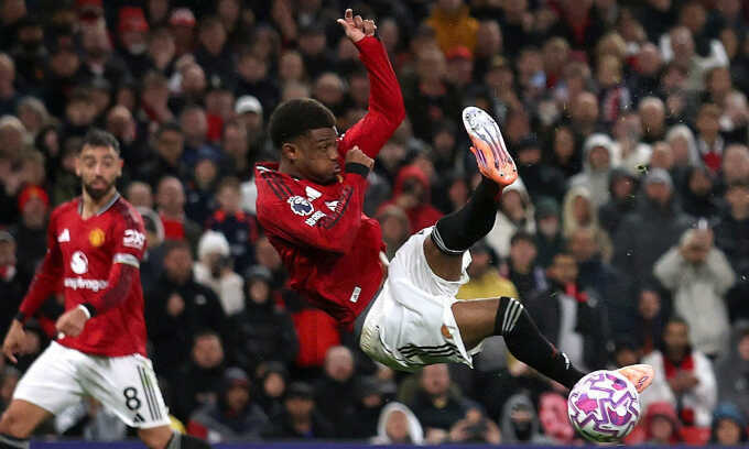 Man Utd, Man City phản đối giới hạn lương ở Ngoại hạng Anh