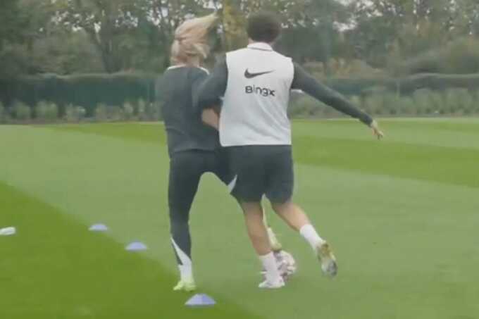 Diego Costa xô ngã đồng nghiệp nữ khi chuẩn bị cho trận từ thiện